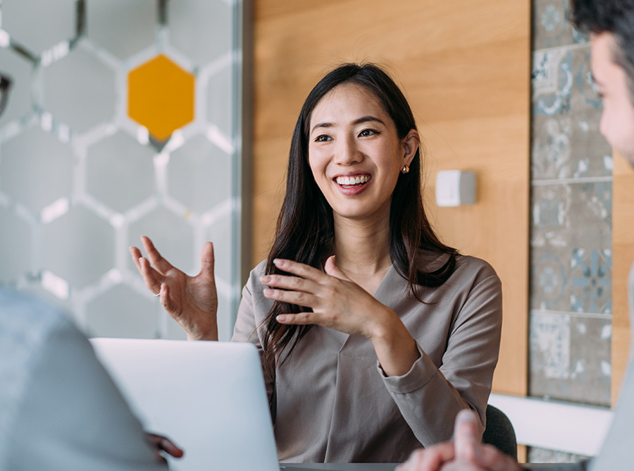 Beratungsgespräch mit einer Studentin über die Voraussetzungen und den Bewerbungsprozess am Studienkolleg Prep4University.