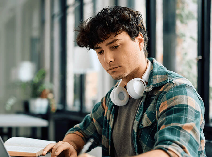 Student lernt konzentriert für die Feststellungsprüfung am Studienkolleg Prep4University.