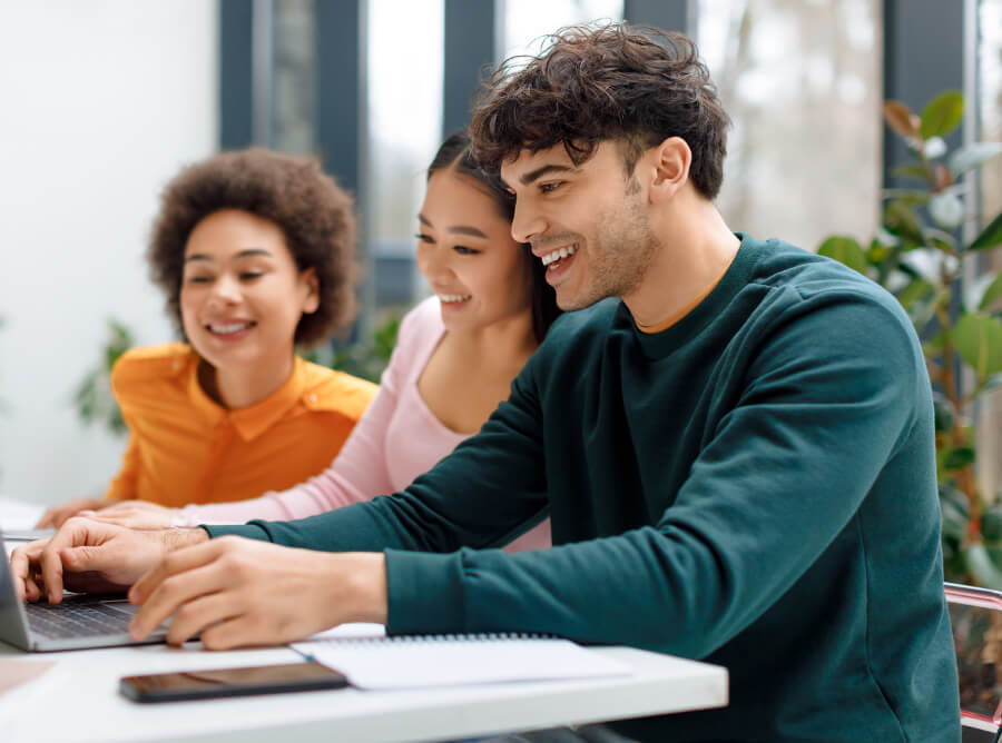 Studierende im T-Kurs des Studienkollegs Prep4University lernen gemeinsam und bereiten sich auf technische und naturwissenschaftliche Studiengänge vor.