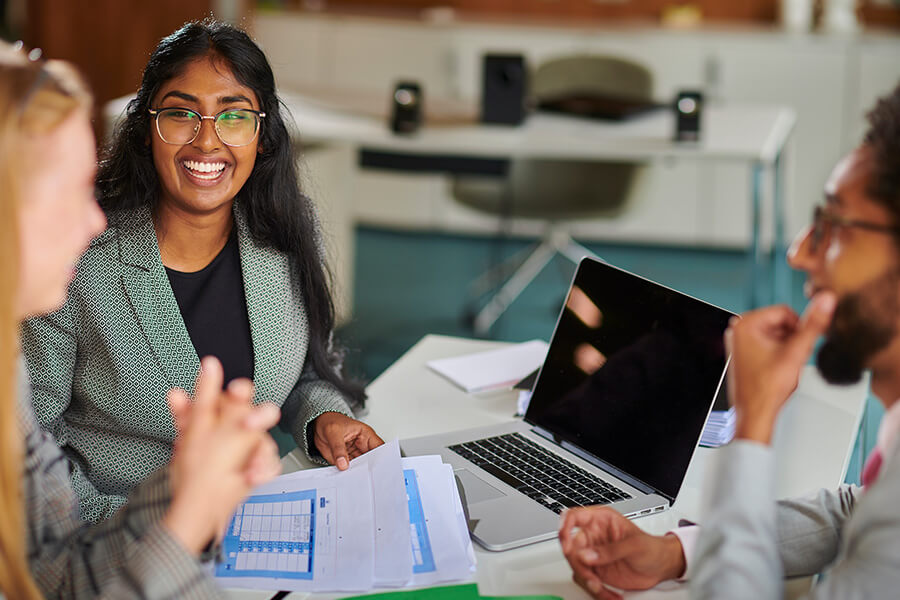 Studierende des T-Kurses am Studienkolleg Prep4University in Köln im Gespräch über Studieninhalte und Projektarbeit.