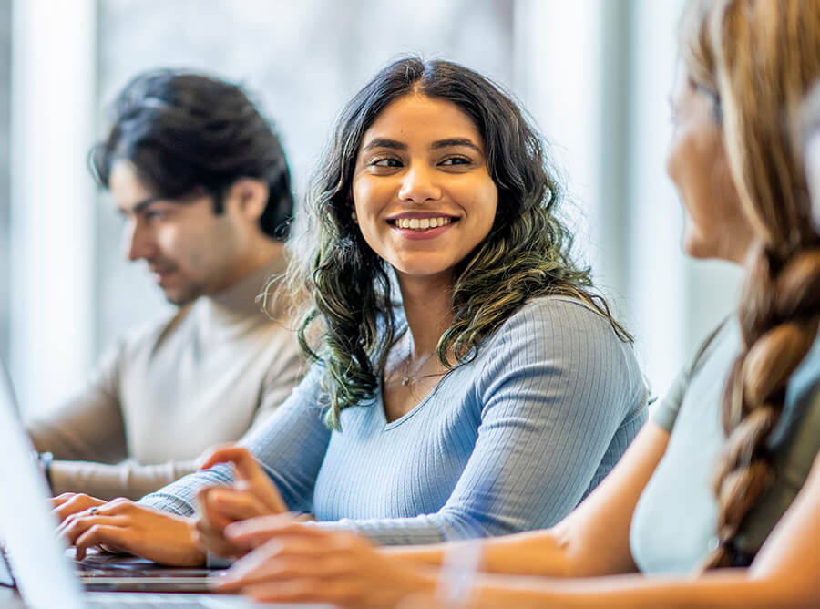 Teilnehmende des W-Kurses am Studienkolleg Prep4University arbeiten im Unterricht an wirtschaftlichen und gesellschaftswissenschaftlichen Themen.